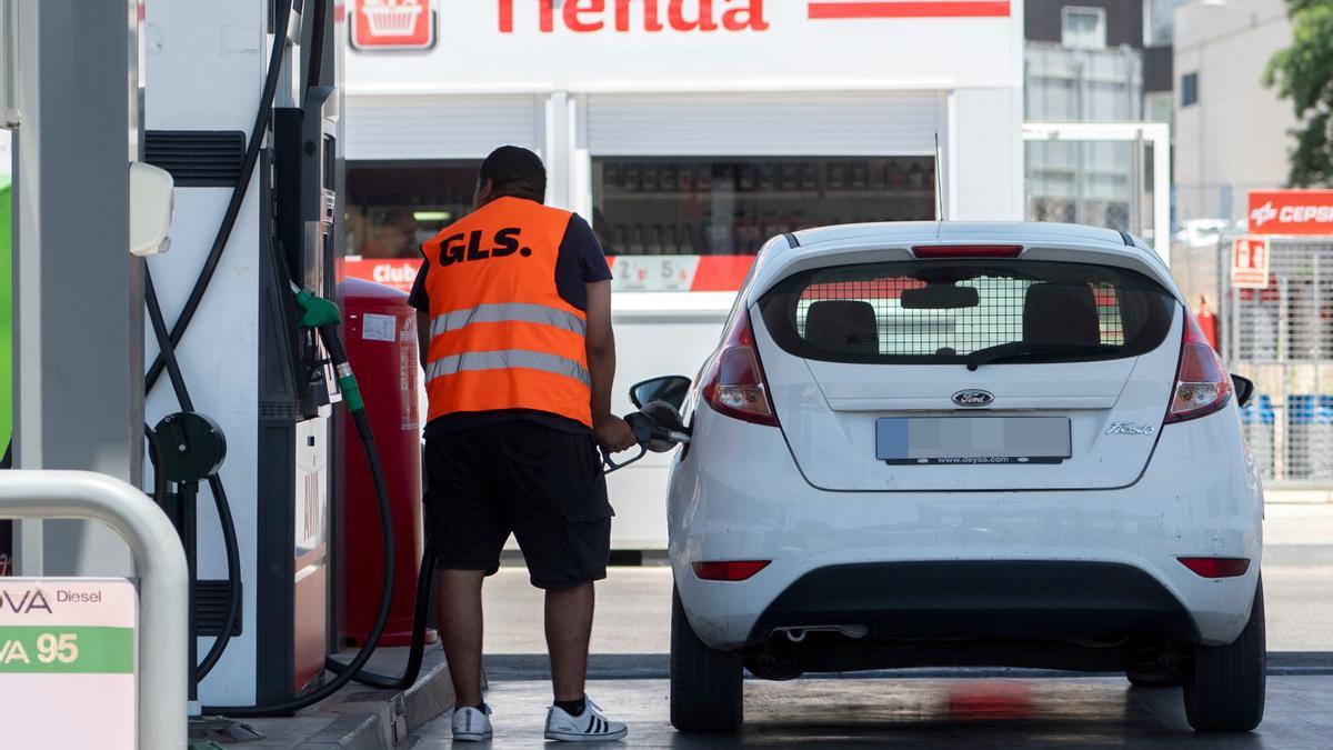 Un pasajero reposta en una gasolinera en Madrid.
