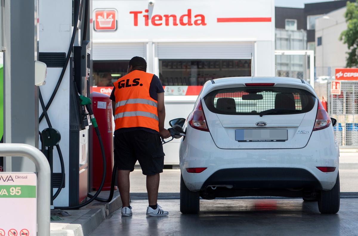 Archivo - Un pasajero reposta en una gasolinera a la altura de Rivas, durante la primera operación salida del verano de 2022, a 1 de julio de 2022, en Madrid (España).