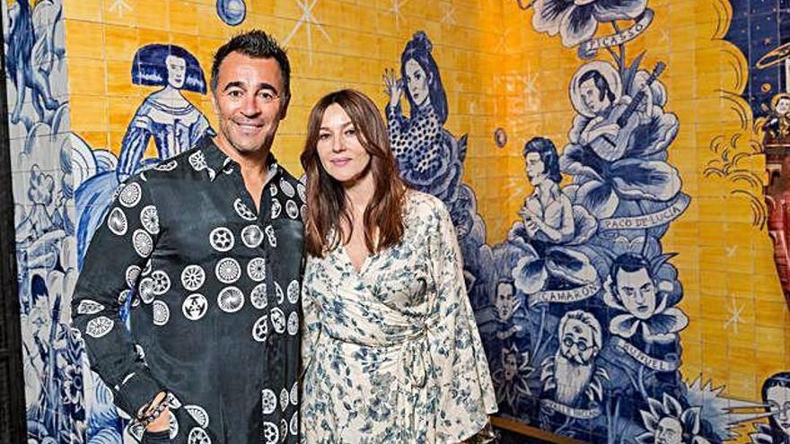 Jorge Llovet junto a Monica Bellucci en Patio de Leones.