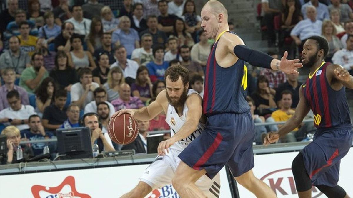 El madridista Sergio Rodríguez intenta superar al azulgrana Lampe en la pasada Supercopa.