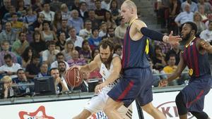 El madridista Sergio Rodríguez intenta superar el blaugrana Lampe en la passada Supercopa.