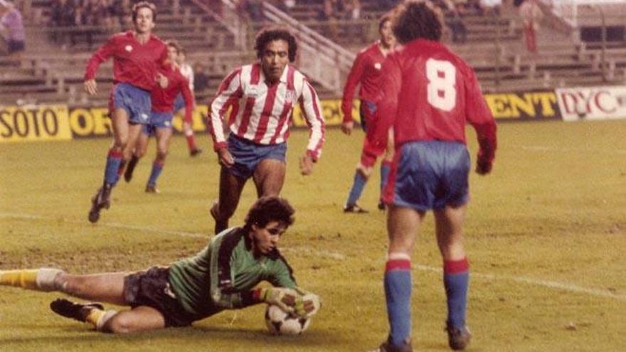 El portero del Portmany, Ángel Vega, hace un blocaje en el Vicente Calderón frente al jugador del Atlético Cabrera.