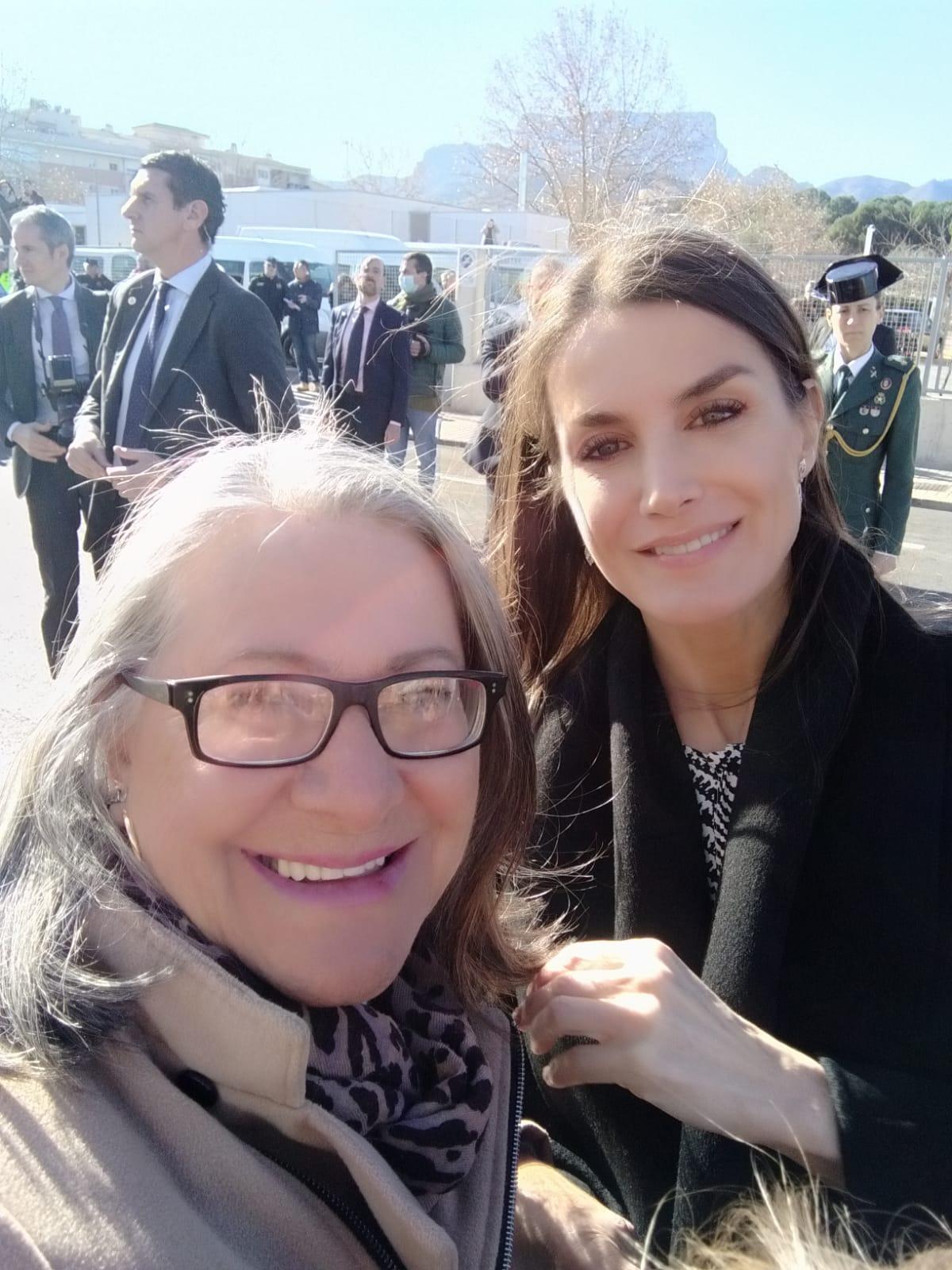 El selfie de la reina Letizia con Fina González esta mañana en Petrer.