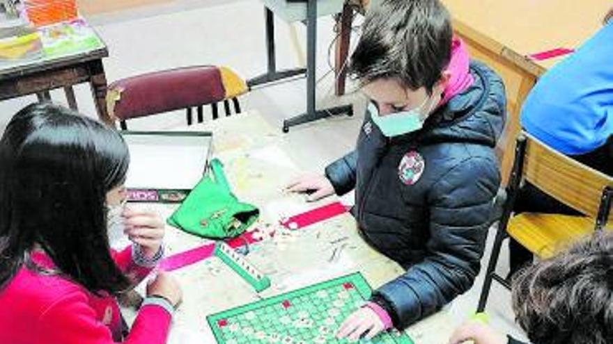 Un niño coloca su palabra en el tablero. | Colegio Santísima Trinidad