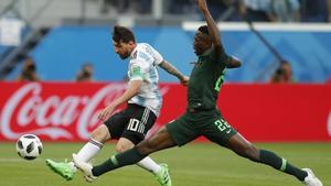 Leo Messi adelantando a Argentina en el partido contra Nigeria. 