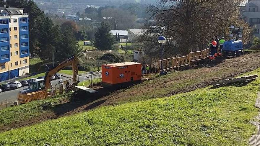 Trabajos de reparación de la tubería, ayer, en A Corveira.