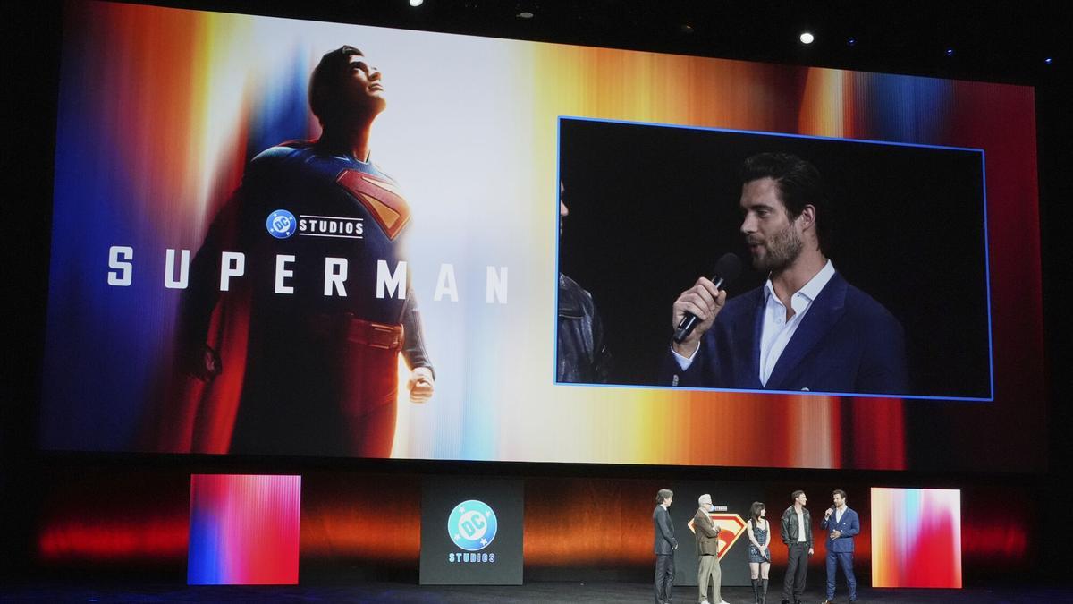 David Corenswet, protagonista de la próxima película «Superman», aparece en una pantalla de vídeo hablando del papel junto a otros miembros del reparto y directores de cine durante la presentación de Warner Bros