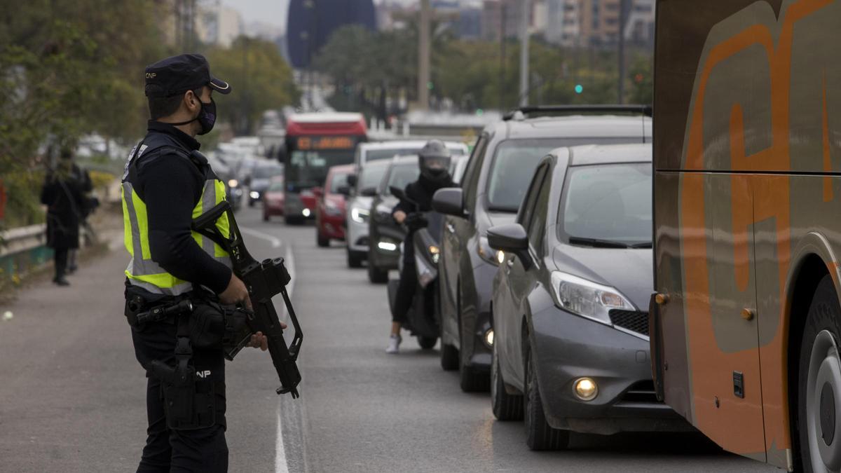 Comienzan los atascos en el segundo fin de semana de confinamiento en València