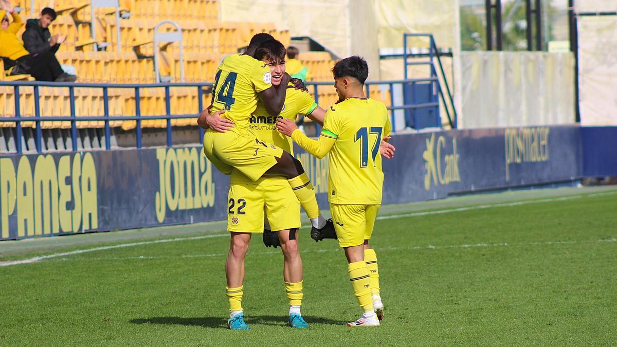 El bigoleador Toni Tamarit sostiene en brazos a Viqué y es felicitado por Jaime Fernández.