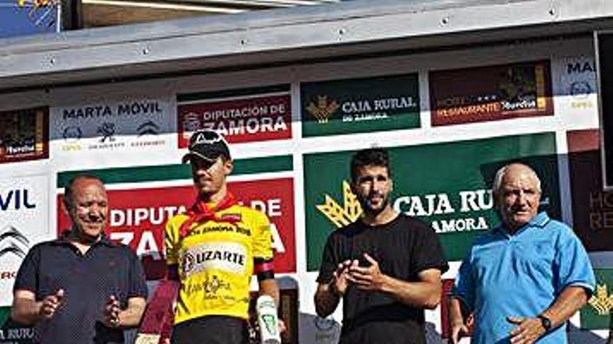 Alex Jaime, con el maillot amarillo.