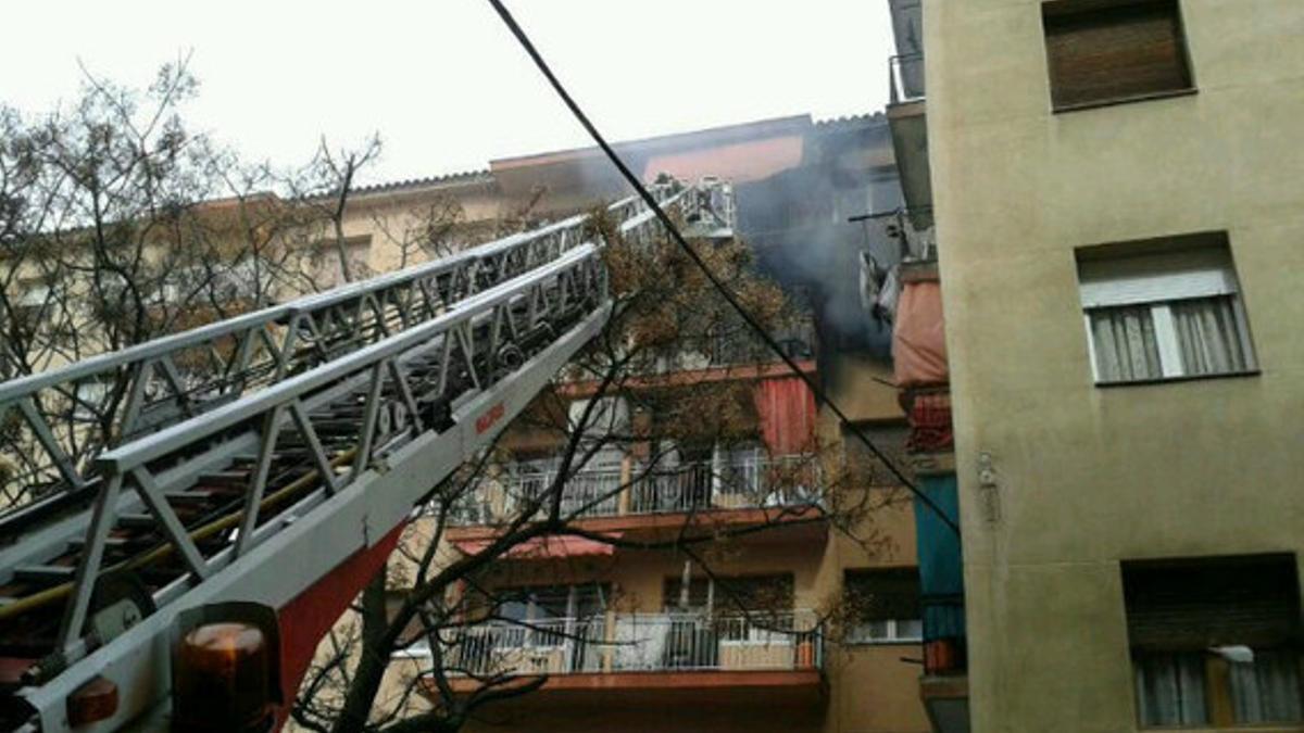 Escalera de los bomberos en el piso incendiado de Mataro, este viernes.