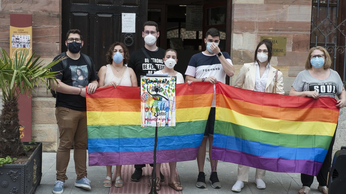 Un acto de concentración a favor de los derechos LGTBI a las puertas de la antigua sede de la Casa Consistorial