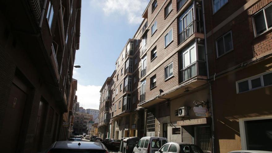 Calle de Fuentelarreina de Zamora, donde se halló el cadáver del hombre que se tiró por una ventana la madrugada de ayer.