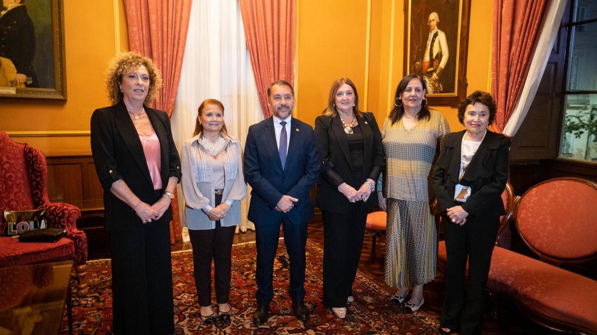 El alcalde Bermúdez, con las cinco mujeres juristas premiadas por el Consejo Municipal de la Mujer.