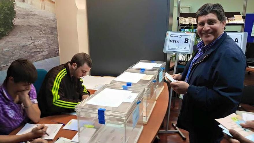 Pedro Rosselló votando durante las últimas elecciones municipales.