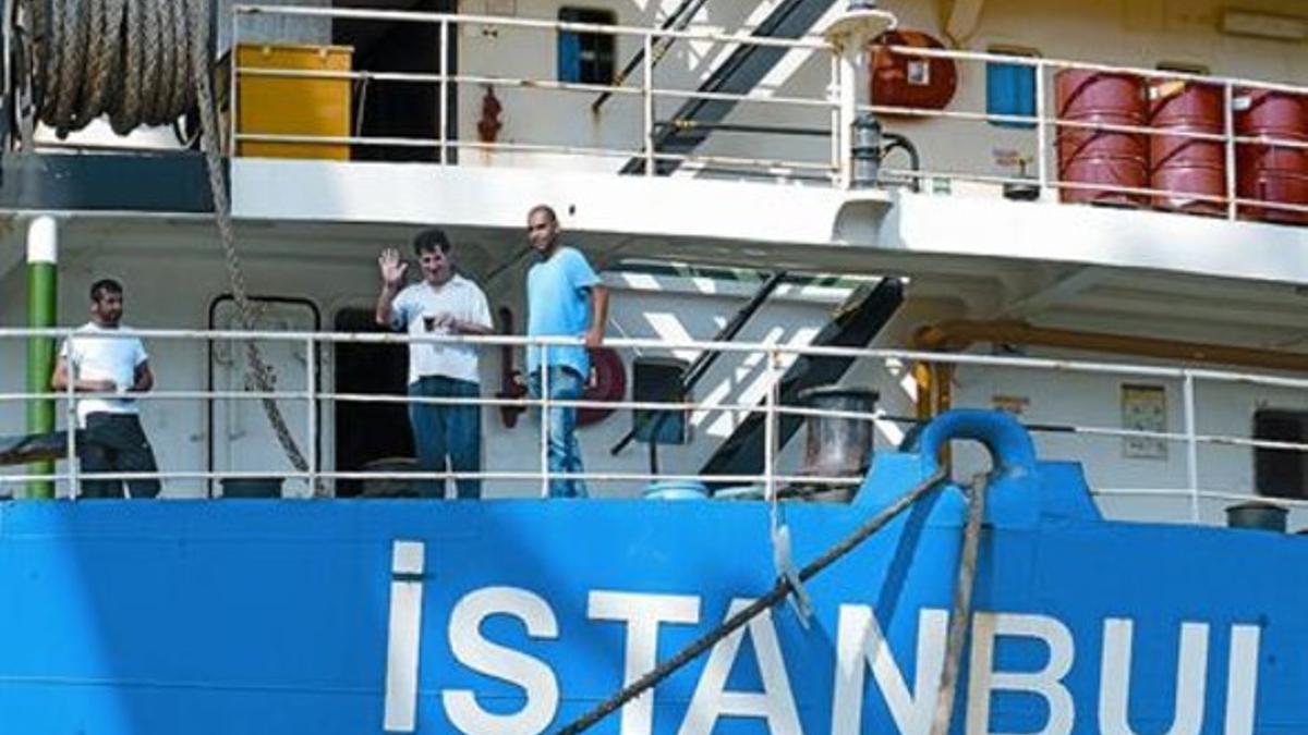 A bordo del 'Istanbul B' 8 Unos marineros del barco atrapado en Tarragona, ayer.
