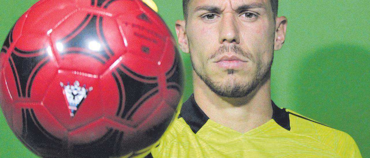 El meta grancanario Raúl Lizoain Cruz, en una imagen promocional del CD Mirandés, de esta campaña, posa con un balón del club burgalés.