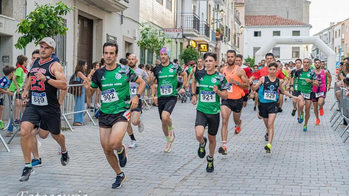 Varios corredores durante su participación en una edición anterior del cross urbano en Coria.