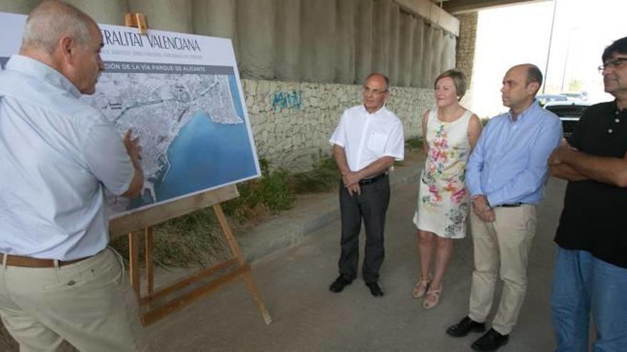 Un técnico explica detalles de la obra a la consellera Salvador, el alcalde Echávarri y el edil Pavón.