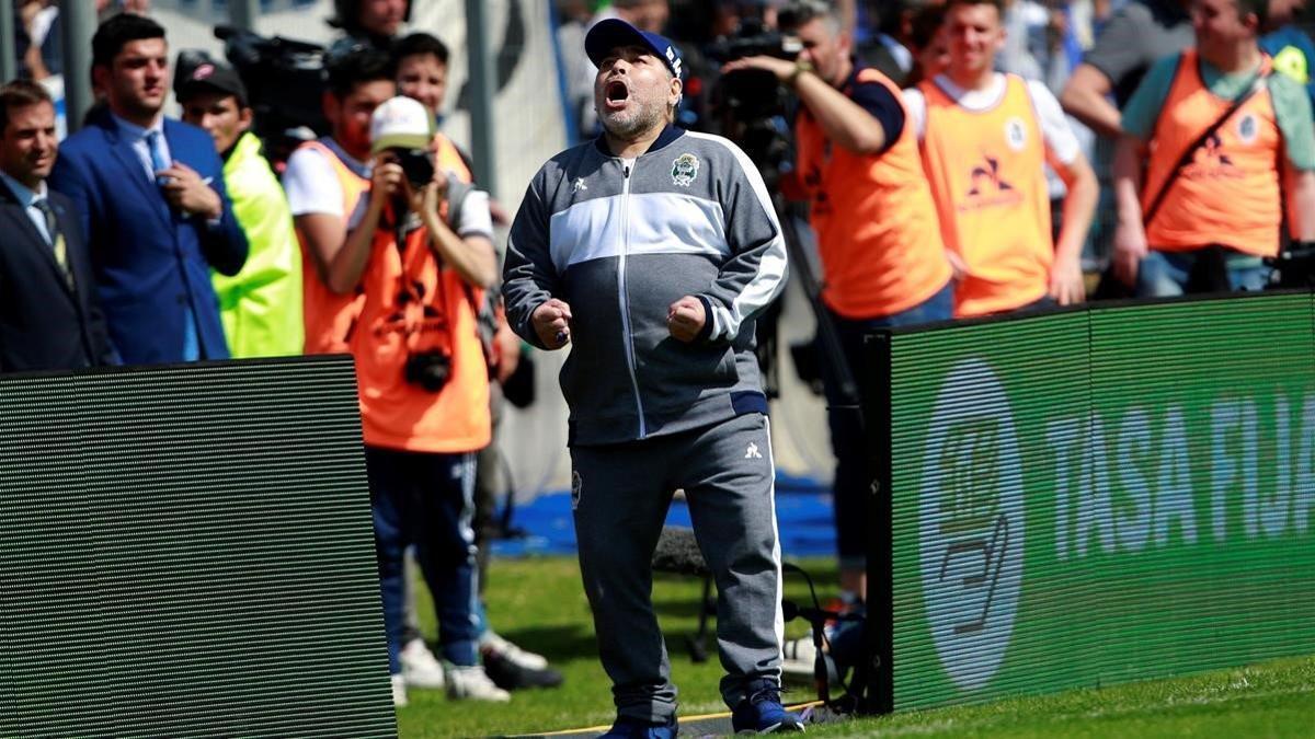 Maradona celebra el gol de su equipo en su debut con Gimnasia.