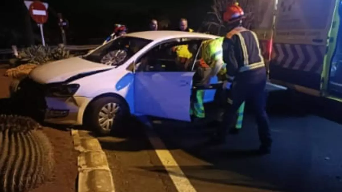 Dos coches chocan en Telde