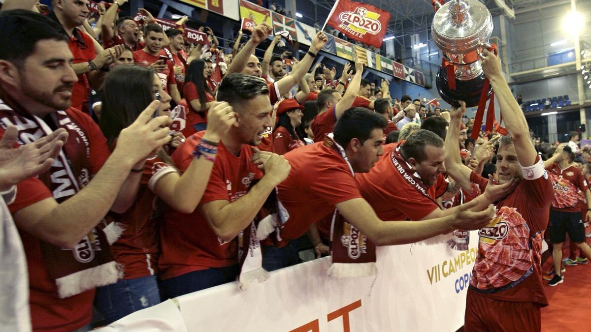 Miguelín celebra la consecución de la Copa del Rey en 2017, junto a su afición.