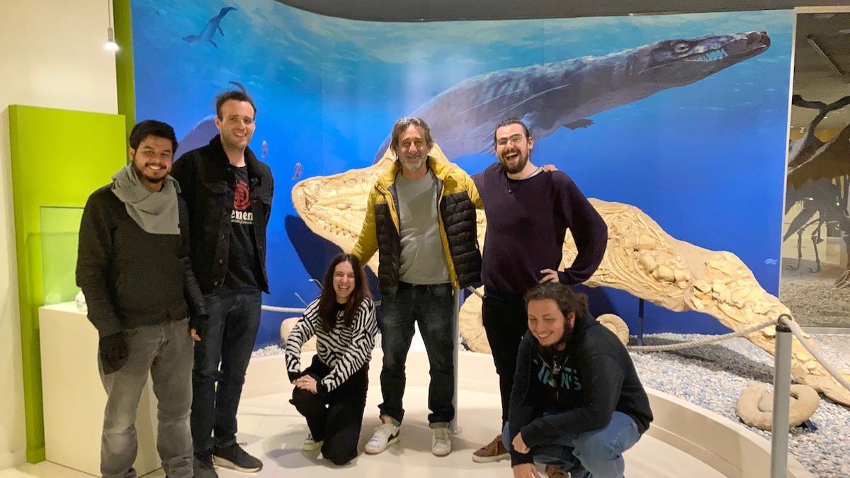 Alumnos del Máster de Paleontología Aplicada de la universidad de Alicante y València en el MUPE