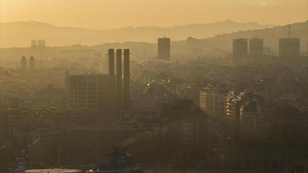 Imagen de la contaminación ambiental de Barcelona desde la torre de Sant Sebastià.