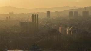 Imagen de un día de alta la contaminación ambiental en Barcelona tomada desde la torre de Sant Sebastià.