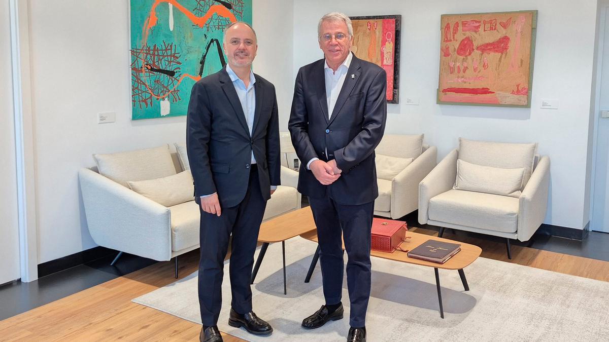 El delegado de Zona Franca, David Regades, con el vicepresidente de Organización y Relaciones Institucionales del CSIC, Carlos Closa