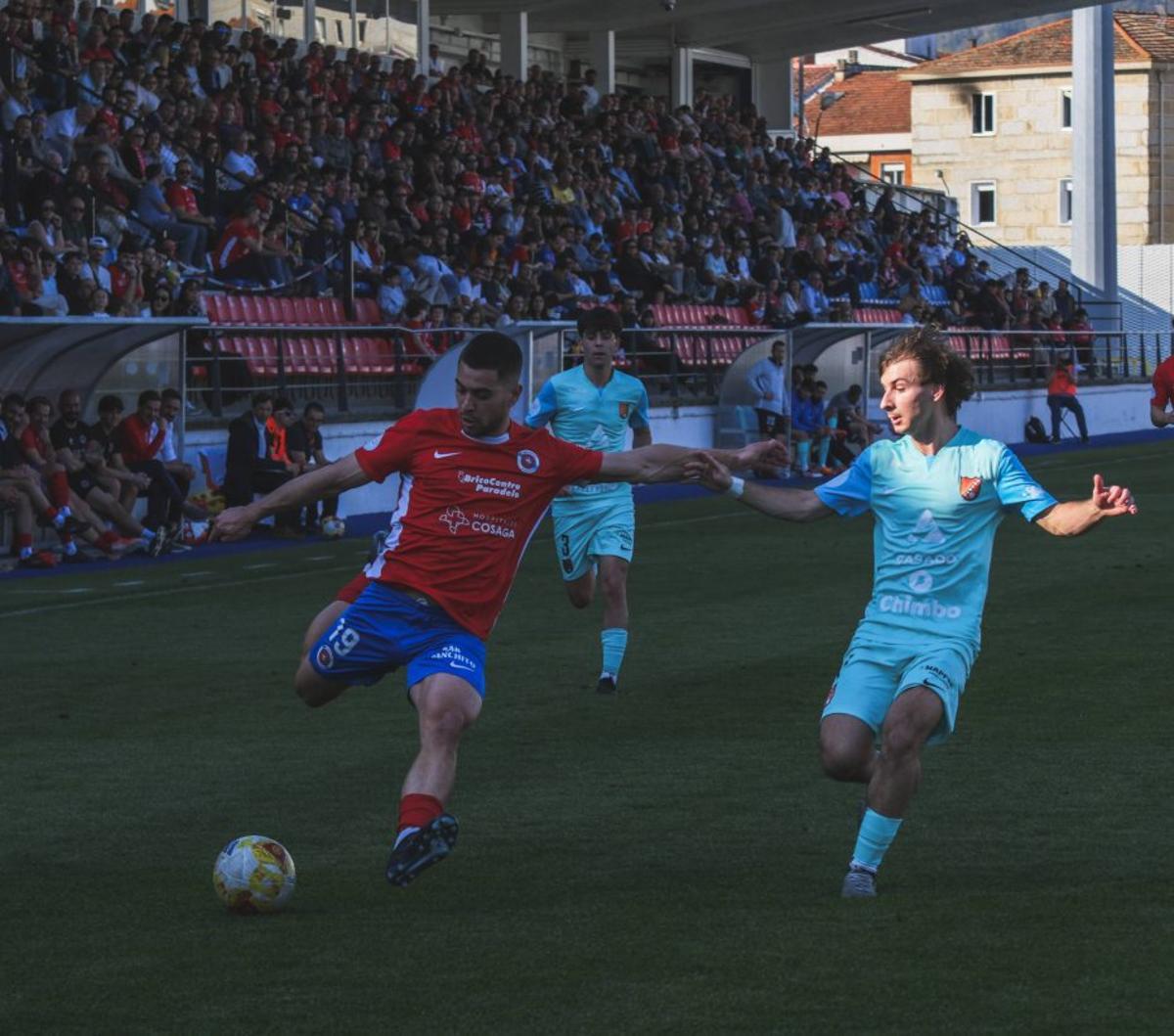 Samuel, de la UD Ourense, se dispone a centrar en el partido de ayer. | ROI CRUZ