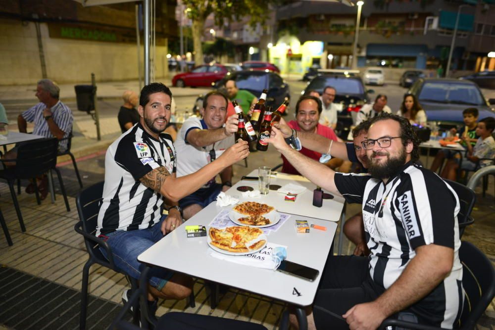 Ambiente: Los aficionados del FC Cartagena se reúnen para ver el partido