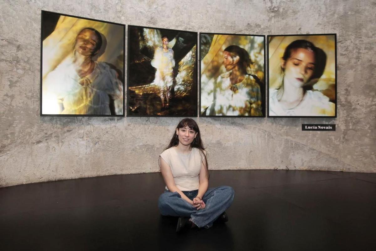Lucía Novais posa con su obra, 'Ánima', en la Fundación MOP