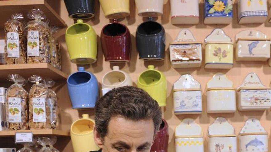 Sarkozy, durante una visita de campaña a una tienda de recuerdos.