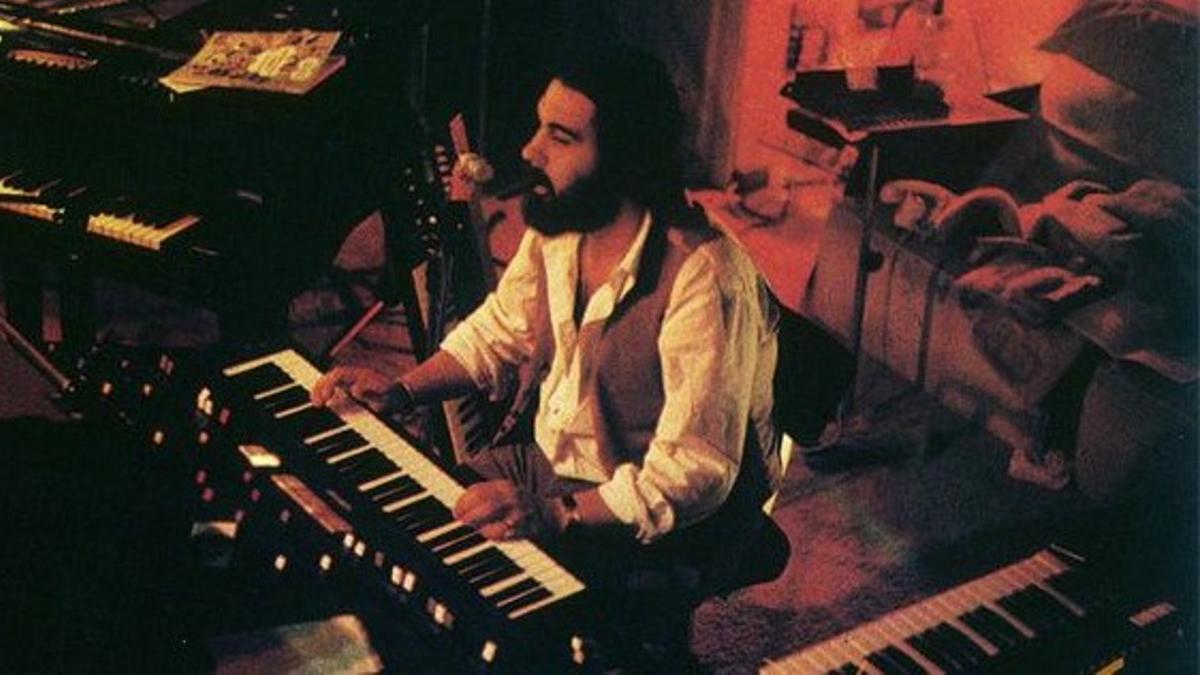 Vangelis, con su tradicional sintetizador Yamaha CS-80