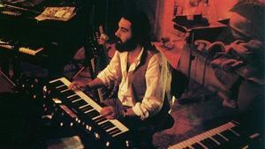 Vangelis, con su tradicional sintetizador Yamaha CS-80