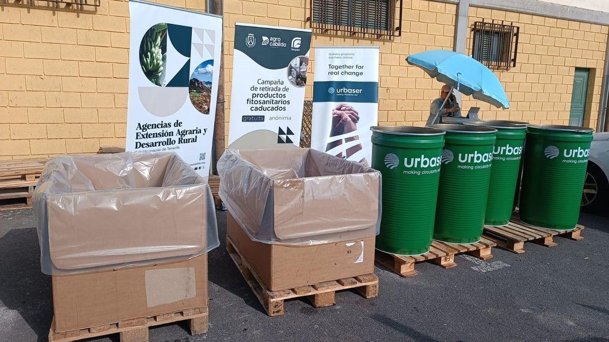 Recipientes preparados para recoger productos fitosanitarios caducados en la campaña insular