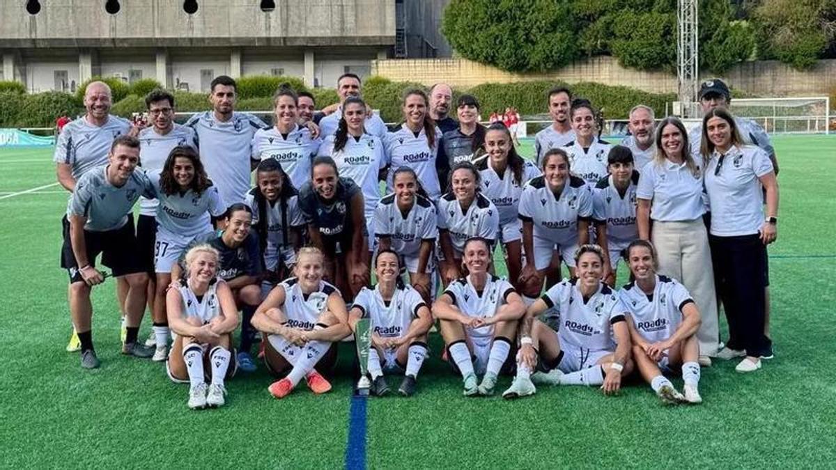 El Vitória de Guimarães con el trofeo del Torneo Unindo Camiños 2025.