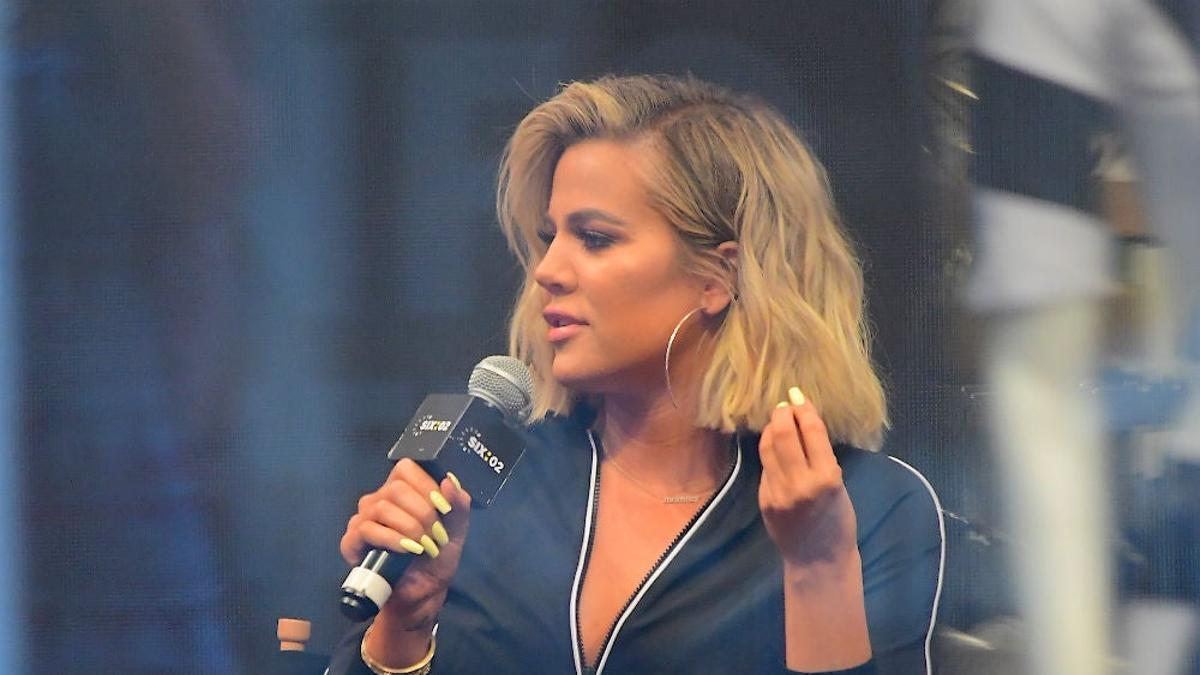 Khloé Kardashian durante la presentación de la línea de ropa deportiva