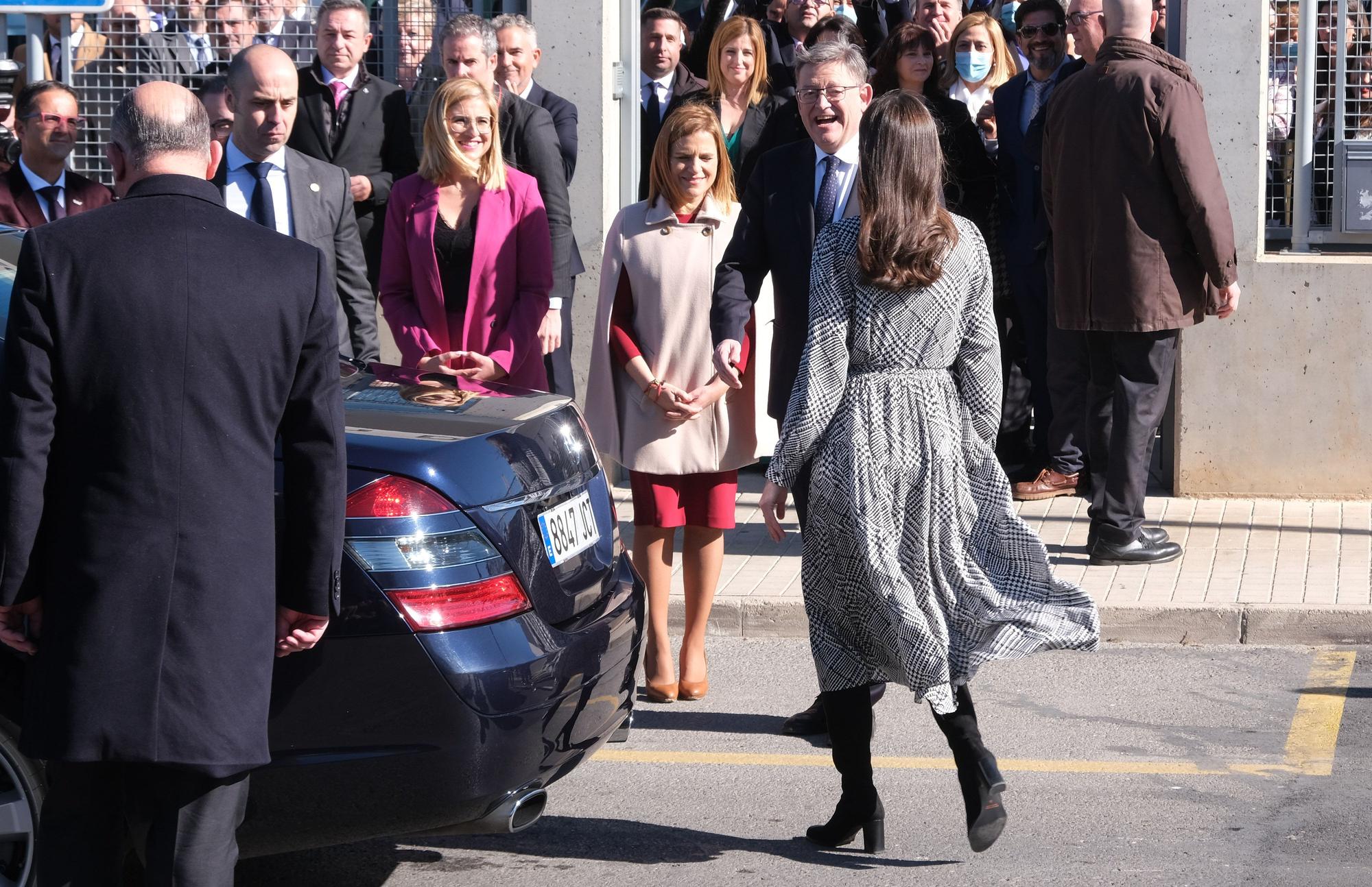 Recibimiento por todo lo alto y con gritos de "guapa" a la reina Letizia en Petrer