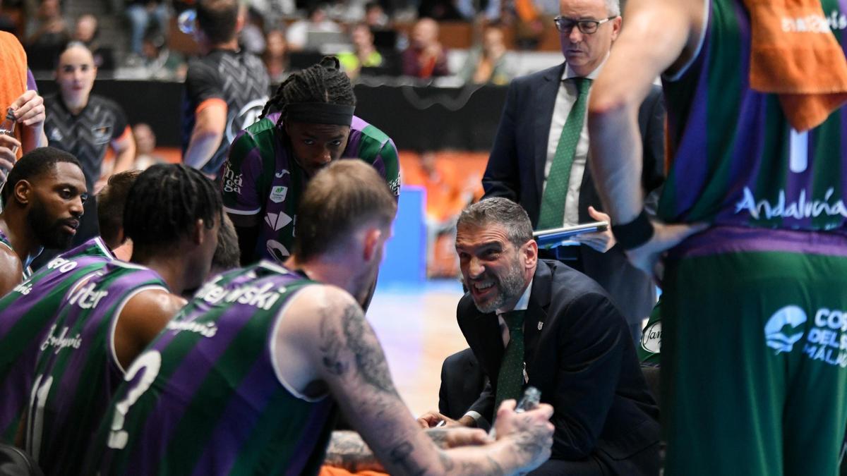 Ibon Navarro habla con sus jugadores durante un tiempo muerto.