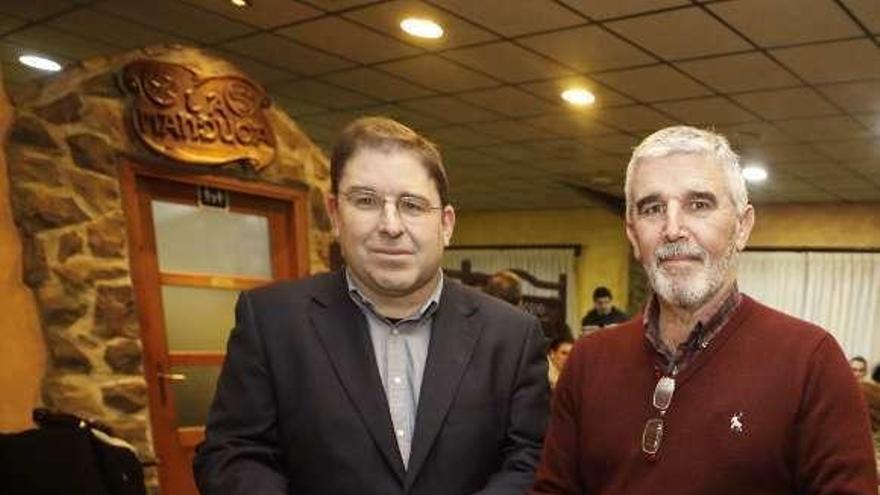 Amador Menéndez, a la izquierda, y Fernando Álvarez, presidente de los hosteleros de Las Regueras.