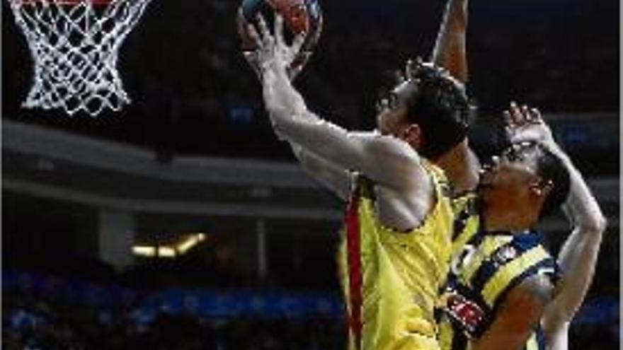 Una exhibició de coratge en pista del Fenerbahçe manté imbatut el Barça