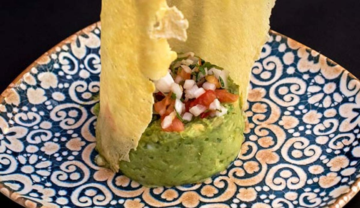 Aguacate machacado, acompañado con salsa pico de gallo y totopos en el restaurante Alamillo Taquería.