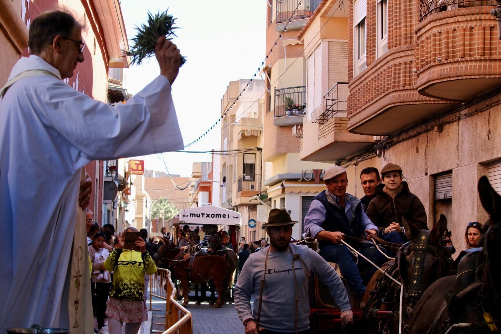 El Campello celebra la bendición tradicional en por Sant Antoni del Porquet