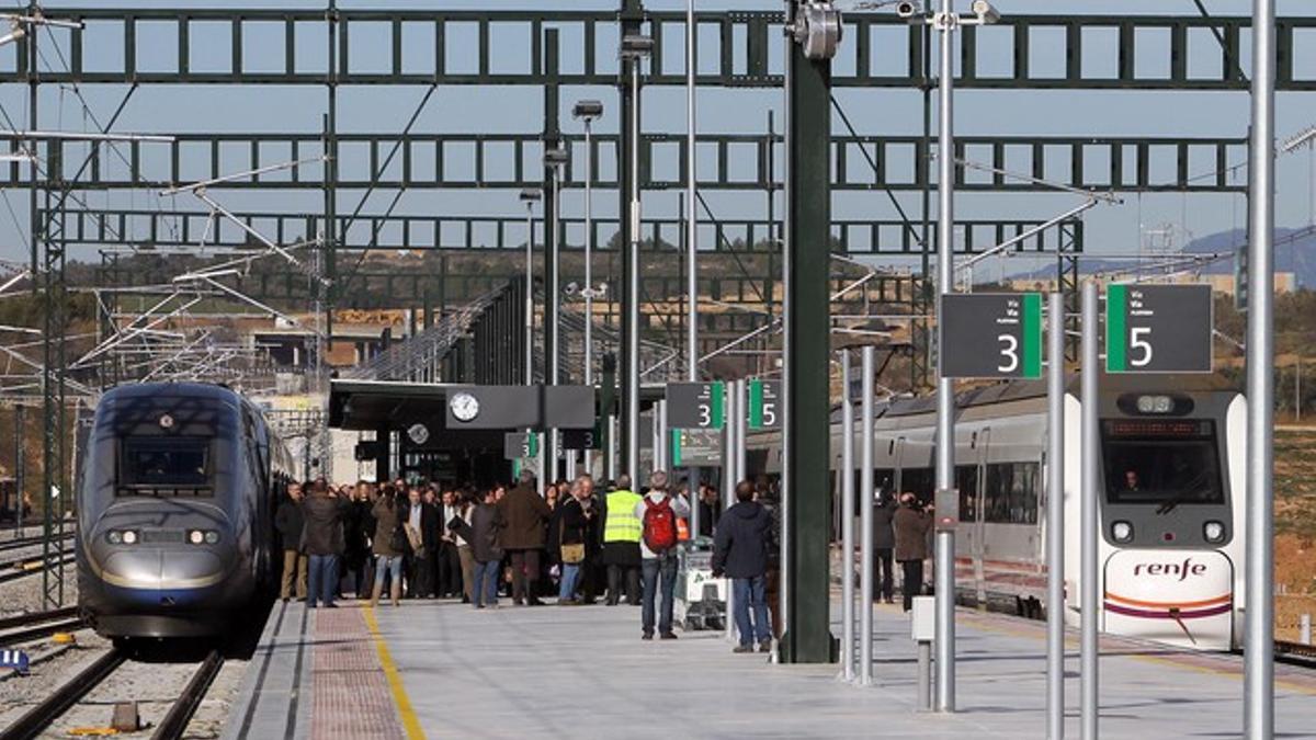 Llegada a la estación de Figueres del primer tren de alta velocidad que ha hecho el recorrido desde París hasta la capital ampurdanesa.