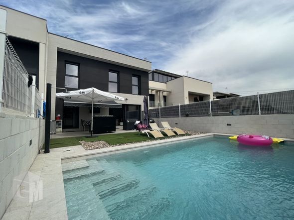 Casas con piscina en venta en Arroyomolinos, Madrid.