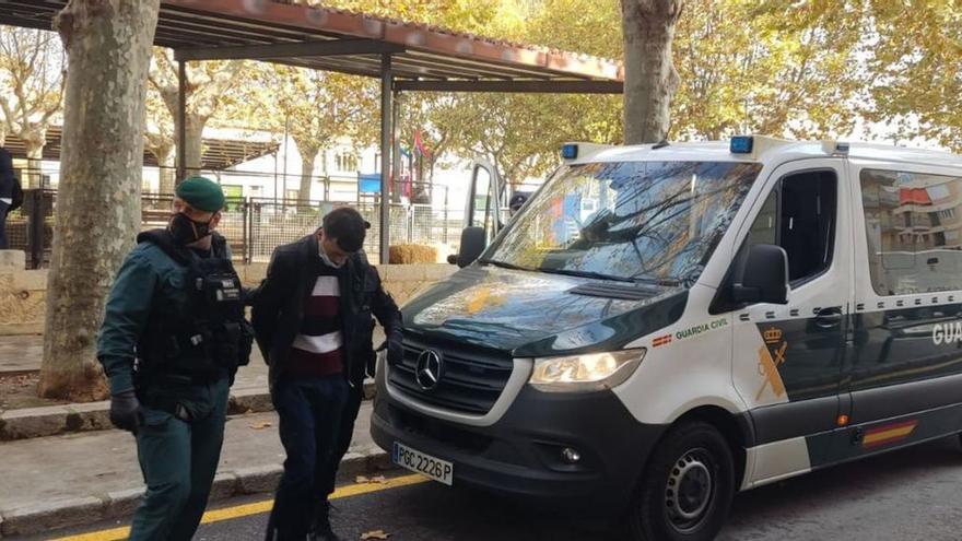 Uno de los cuatro migrantes detenidos el martes en sa Pobla, en el juzgado de Inca (Mallorca).