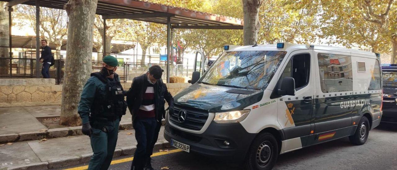 Uno de los cuatro migrantes detenidos el martes en sa Pobla, en el juzgado de Inca (Mallorca).