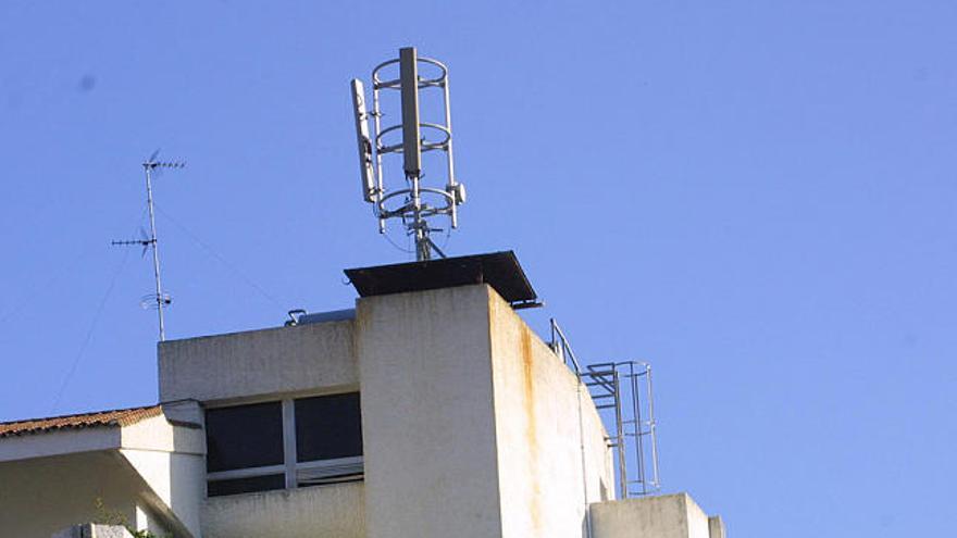 Ordenación. Una antena de telefonía móvil ubicada en un bloque de viviendas de Marbella.